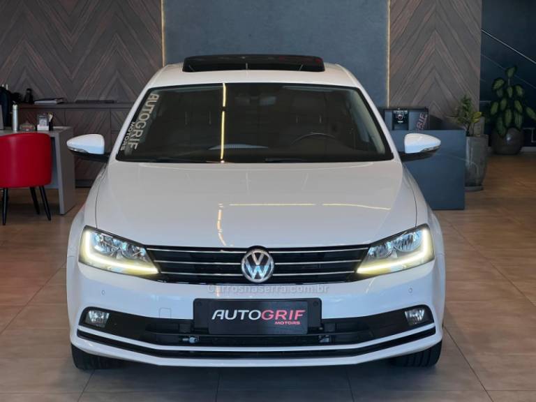 VOLKSWAGEN - JETTA - 2016/2017 - Branca - R$ 83.900,00