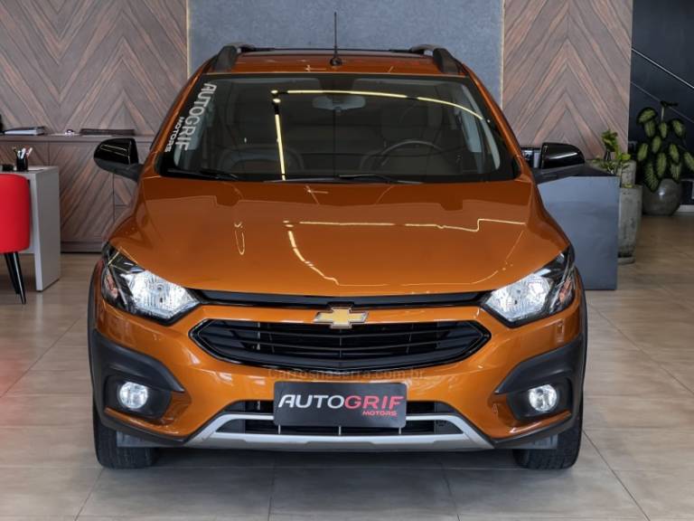 CHEVROLET - ONIX - 2016/2017 - Laranja - R$ 64.900,00