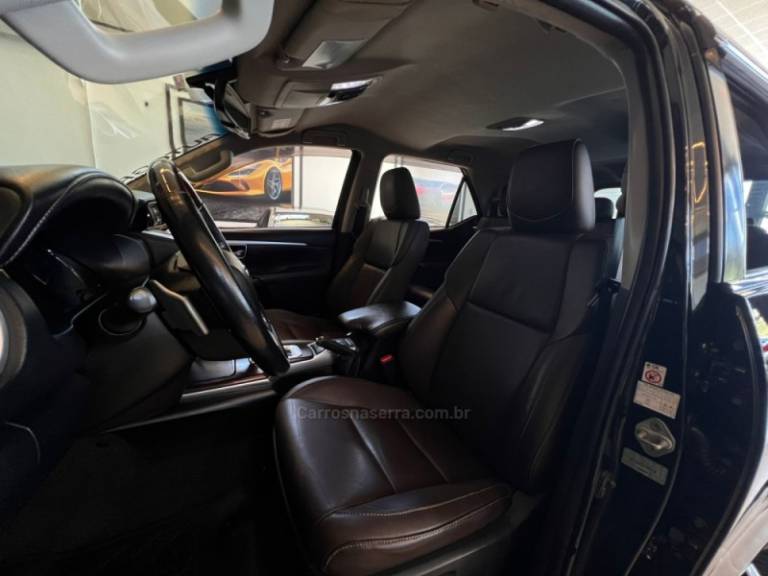 TOYOTA - HILUX SW4 - 2019/2019 - Preta - R$ 238.900,00