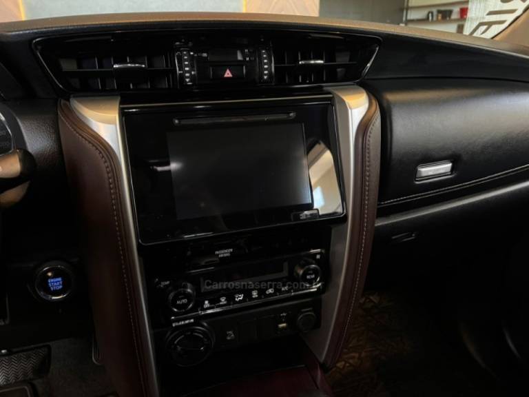 TOYOTA - HILUX SW4 - 2019/2019 - Preta - R$ 238.900,00