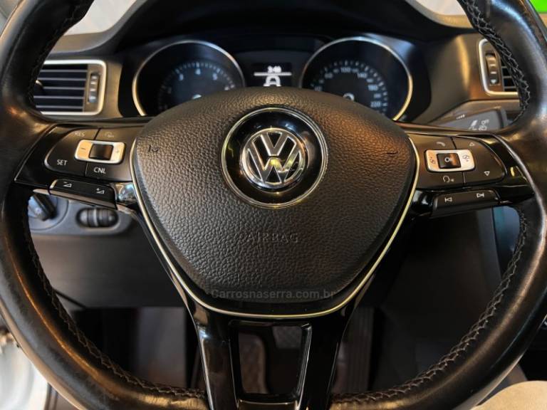 VOLKSWAGEN - JETTA - 2016/2017 - Branca - R$ 83.900,00