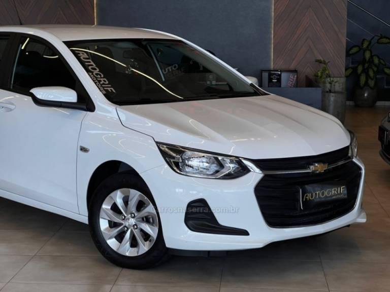 CHEVROLET - ONIX - 2022/2023 - Branca - R$ 81.900,00