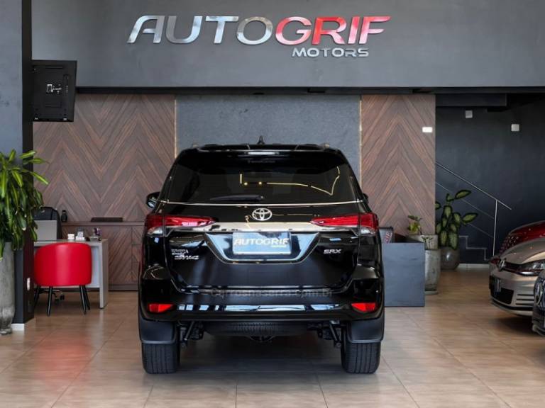 TOYOTA - HILUX SW4 - 2019/2019 - Preta - R$ 238.900,00