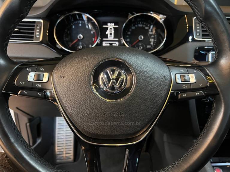VOLKSWAGEN - JETTA - 2017/2017 - Cinza - R$ 89.900,00
