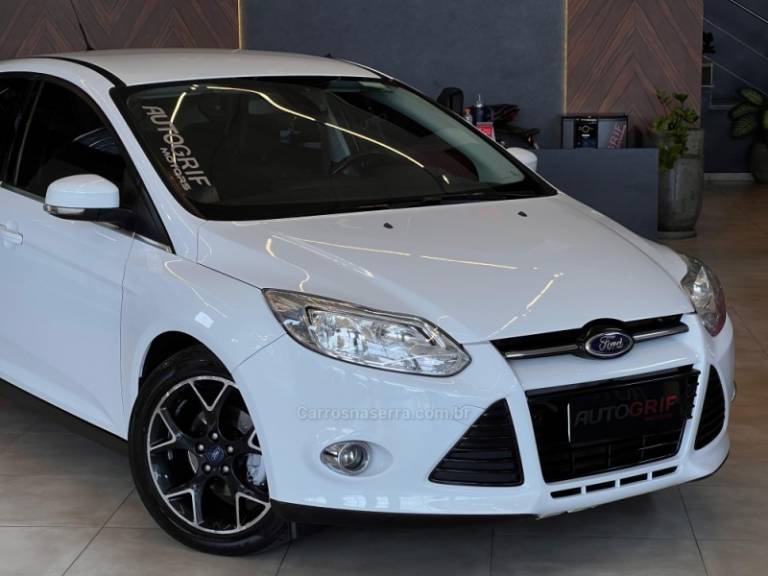 FORD - FOCUS - 2015/2015 - Branca - R$ 57.900,00