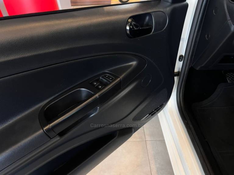 VOLKSWAGEN - SAVEIRO - 2022/2022 - Branca - R$ 66.900,00