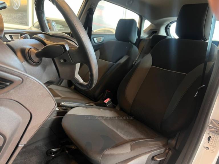 FORD - FIESTA - 2017/2018 - Branca - R$ 63.900,00