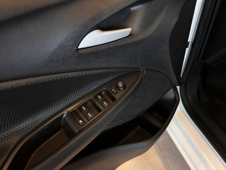 CHEVROLET - ONIX - 2022/2023 - Branca - R$ 81.900,00