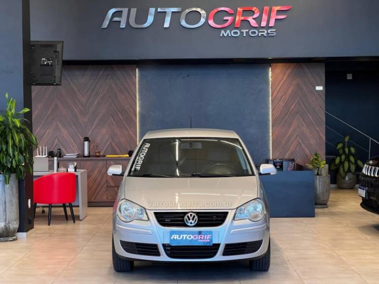 VOLKSWAGEN - POLO SEDAN - 2009/2010 - Prata - R$ 36.900,00