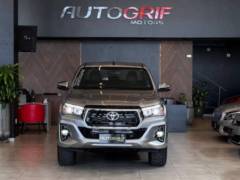 TOYOTA - HILUX - 2018/2019 - Prata - R$ 208.900,00