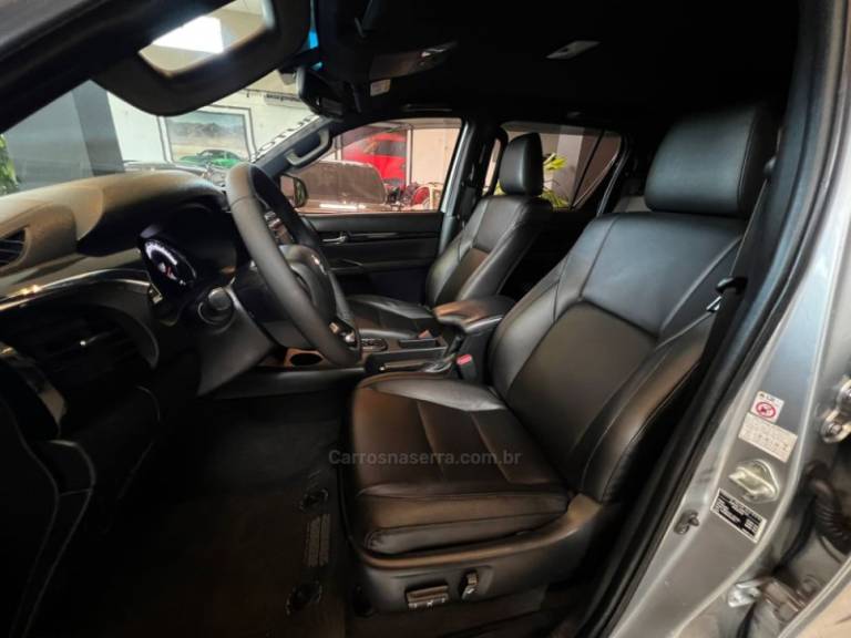 TOYOTA - HILUX - 2018/2019 - Prata - R$ 208.900,00
