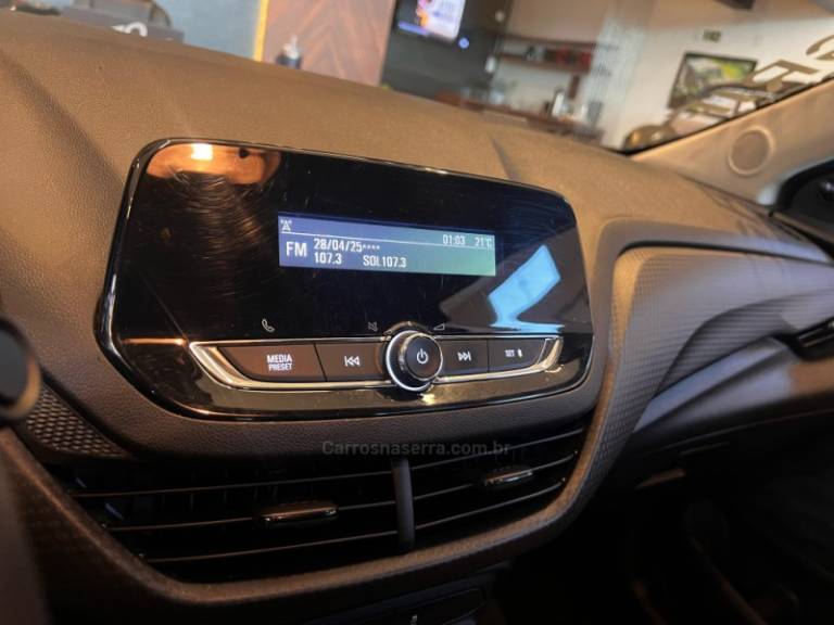 CHEVROLET - ONIX - 2021/2022 - Branca - R$ 69.900,00