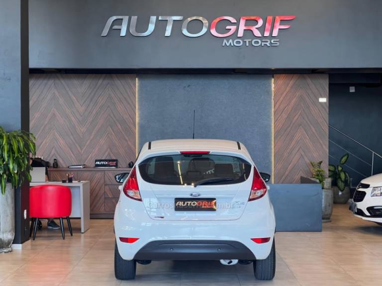 FORD - FIESTA - 2017/2018 - Branca - R$ 63.900,00