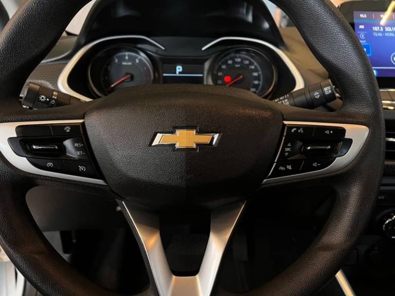 CHEVROLET - ONIX - 2022/2023 - Branca - R$ 81.900,00