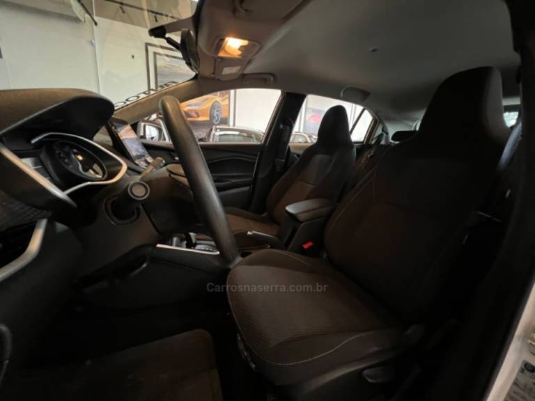 CHEVROLET - ONIX - 2022/2023 - Branca - R$ 81.900,00