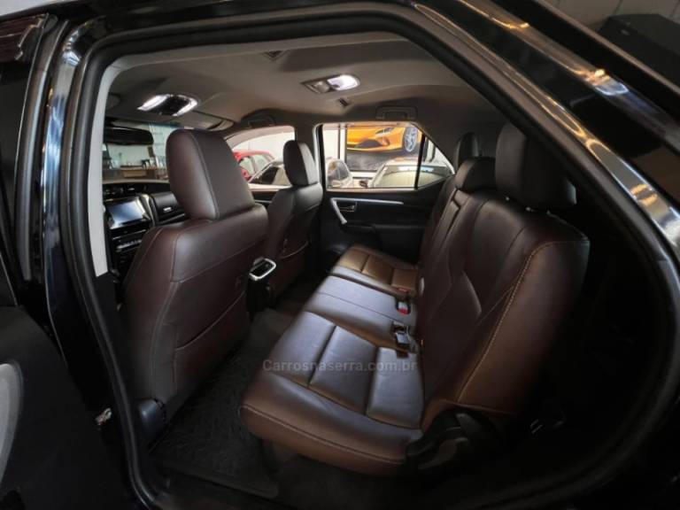 TOYOTA - HILUX SW4 - 2019/2019 - Preta - R$ 238.900,00