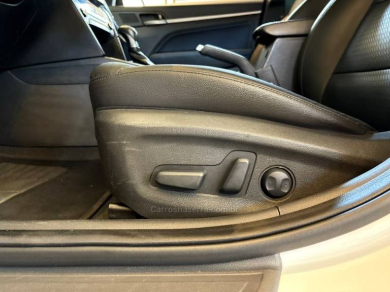 HYUNDAI - ELANTRA - 2017/2017 - Branca - R$ 81.900,00