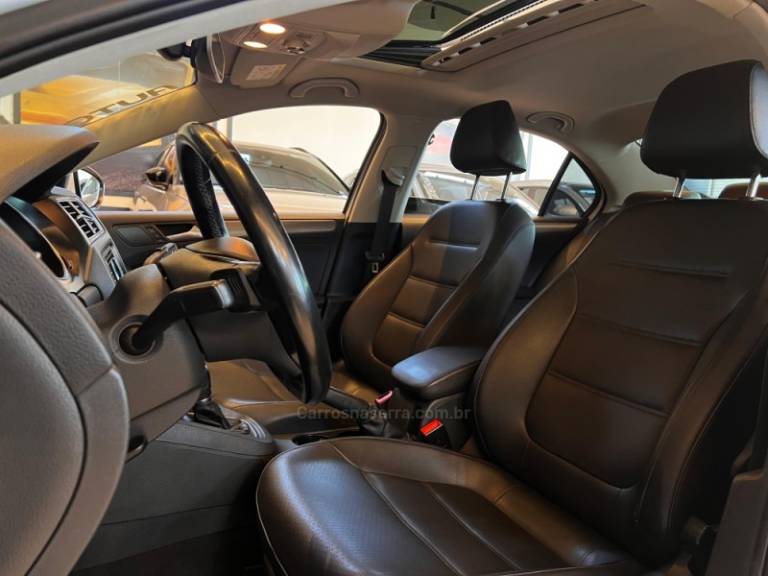 VOLKSWAGEN - JETTA - 2016/2017 - Branca - R$ 83.900,00