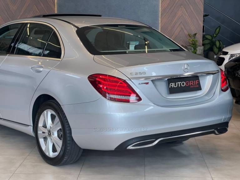 MERCEDES-BENZ - C 250 - 2017/2018 - Prata - R$ 159.900,00