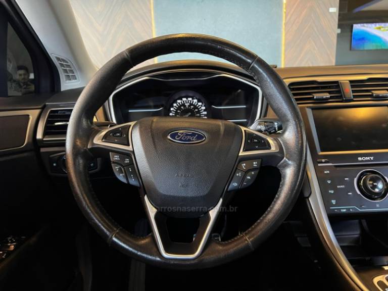 FORD - FUSION - 2015/2015 - Prata - R$ 81.900,00