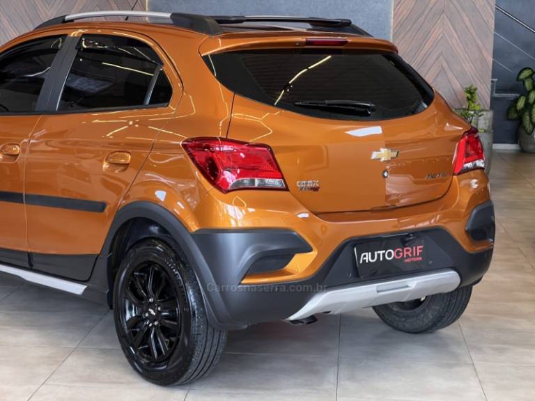 CHEVROLET - ONIX - 2016/2017 - Laranja - R$ 64.900,00