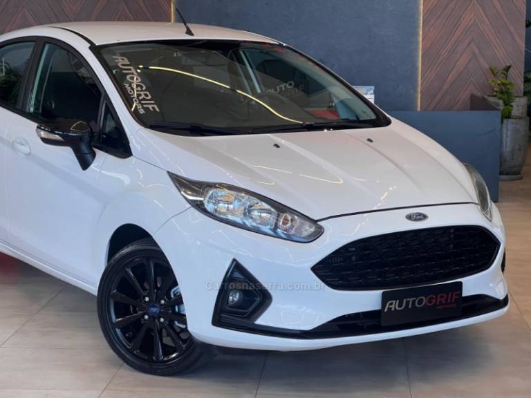 FORD - FIESTA - 2017/2018 - Branca - R$ 63.900,00