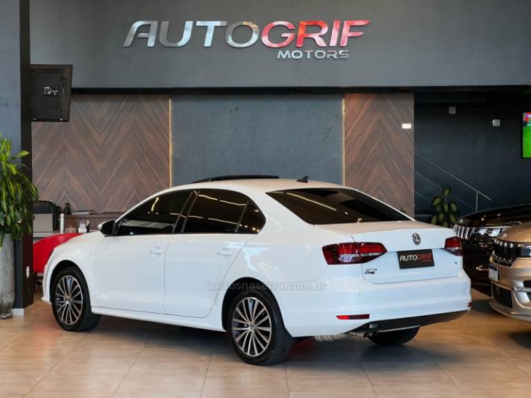 VOLKSWAGEN - JETTA - 2016/2017 - Branca - R$ 83.900,00