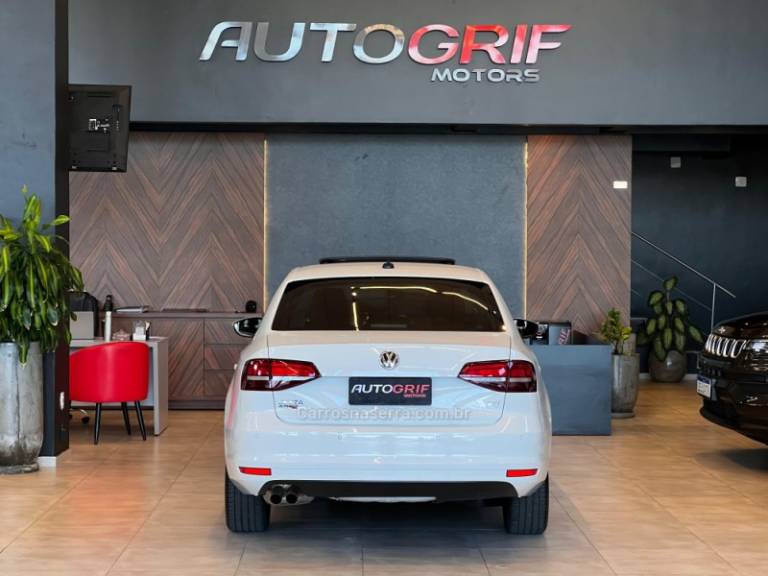 VOLKSWAGEN - JETTA - 2016/2017 - Branca - R$ 83.900,00