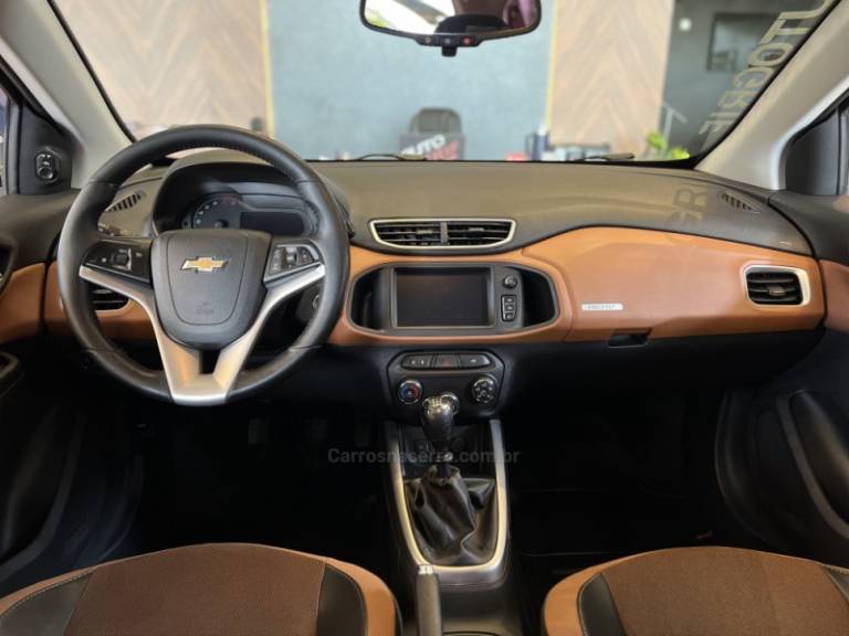 CHEVROLET - ONIX - 2016/2017 - Laranja - R$ 64.900,00