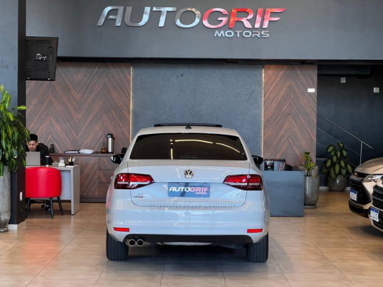 VOLKSWAGEN - JETTA - 2017/2017 - Cinza - R$ 89.900,00