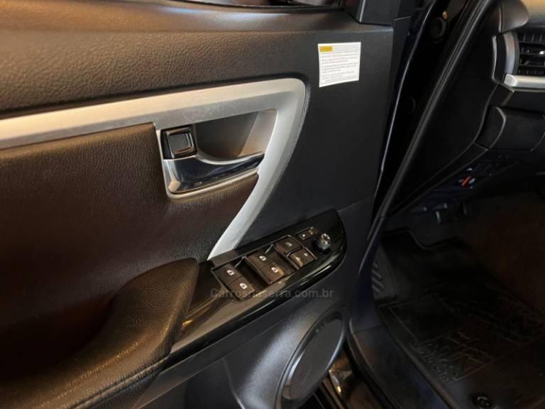 TOYOTA - HILUX SW4 - 2019/2019 - Preta - R$ 238.900,00