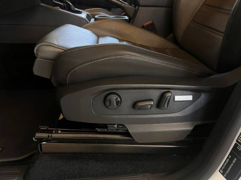 VOLKSWAGEN - AMAROK - 2022/2023 - Branca - R$ 208.900,00