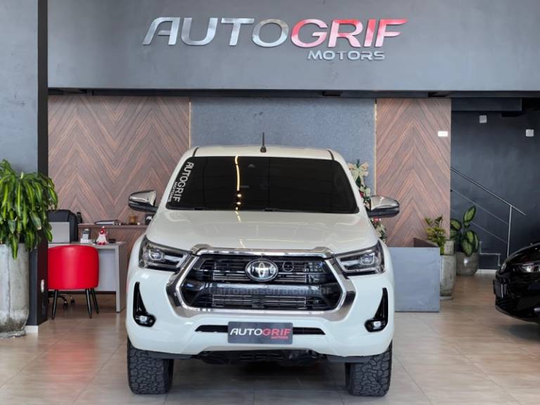 TOYOTA - HILUX - 2021/2021 - Branca - R$ 258.900,00