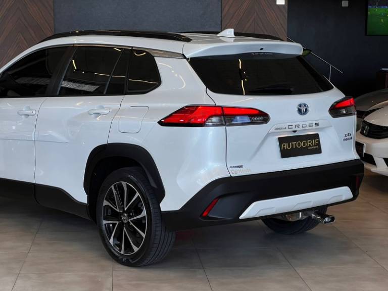 TOYOTA - COROLLA - 2022/2023 - Branca - R$ 165.900,00