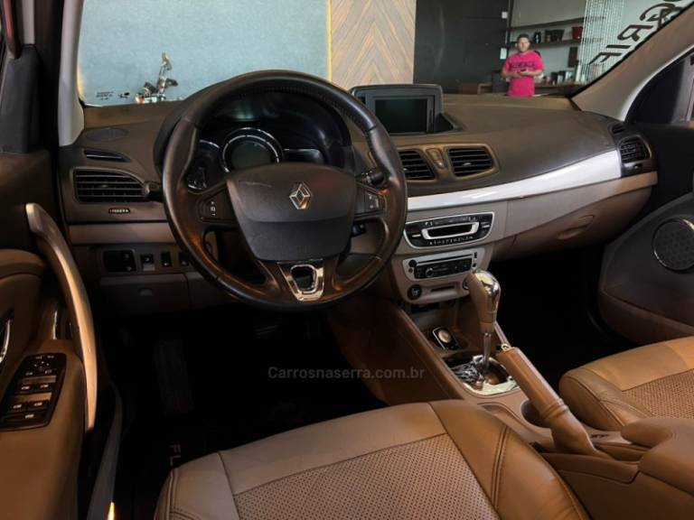 RENAULT - FLUENCE - 2014/2014 - Branca - R$ 46.900,00