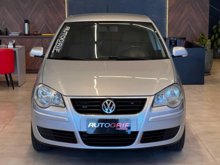 VOLKSWAGEN - POLO SEDAN - 2009/2010 - Prata - R$ 36.900,00