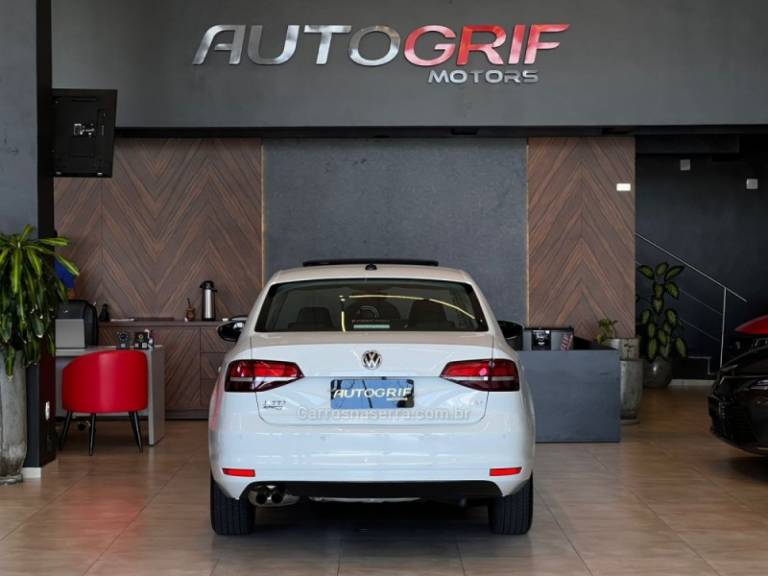 VOLKSWAGEN - JETTA - 2017/2017 - Branca - R$ 84.900,00