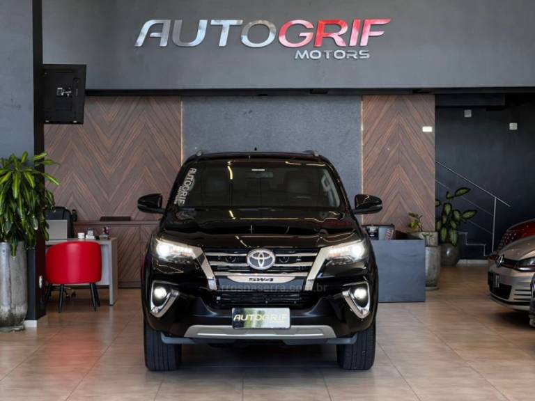 TOYOTA - HILUX SW4 - 2019/2019 - Preta - R$ 238.900,00