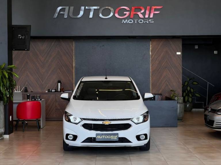 CHEVROLET - ONIX - 2018/2019 - Branca - R$ 62.900,00