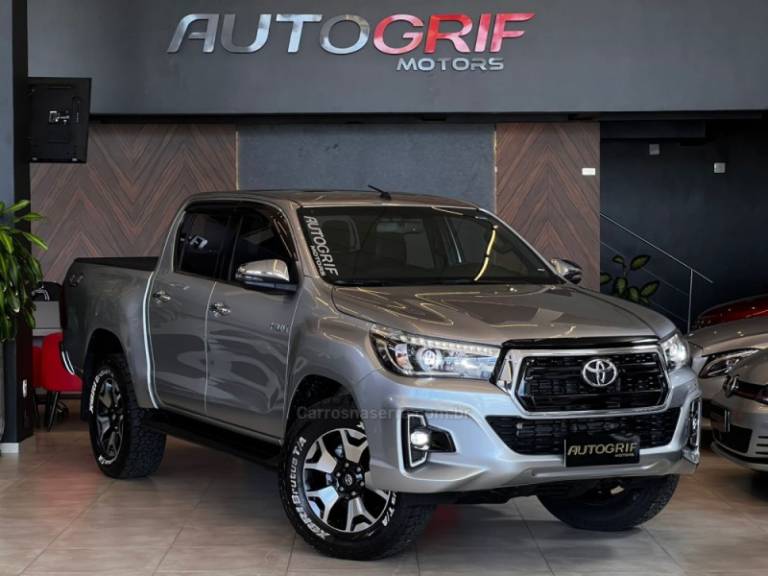TOYOTA - HILUX - 2018/2019 - Prata - R$ 208.900,00