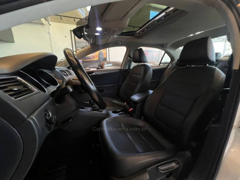 VOLKSWAGEN - JETTA - 2017/2017 - Branca - R$ 84.900,00