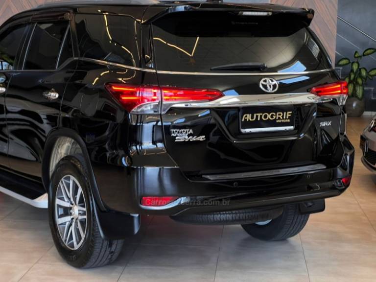 TOYOTA - HILUX SW4 - 2019/2019 - Preta - R$ 238.900,00
