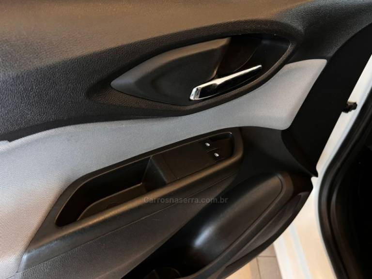 CHEVROLET - ONIX - 2018/2019 - Branca - R$ 62.900,00