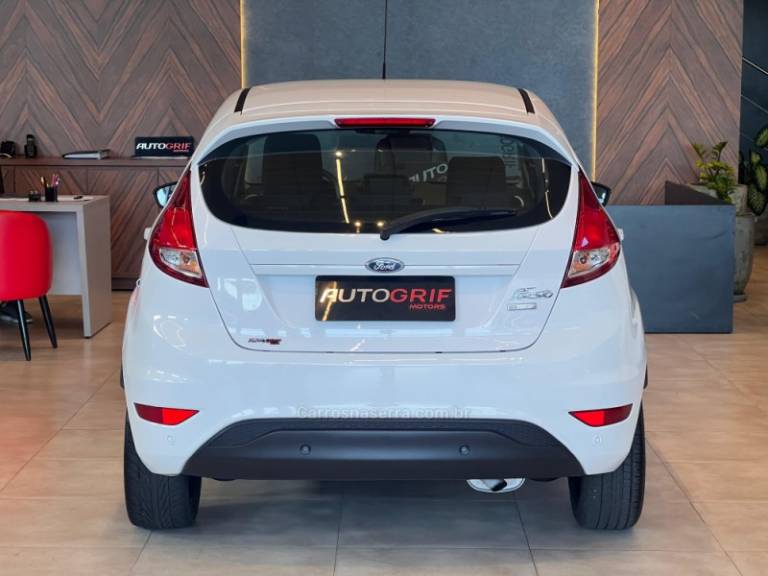 FORD - FIESTA - 2017/2018 - Branca - R$ 63.900,00