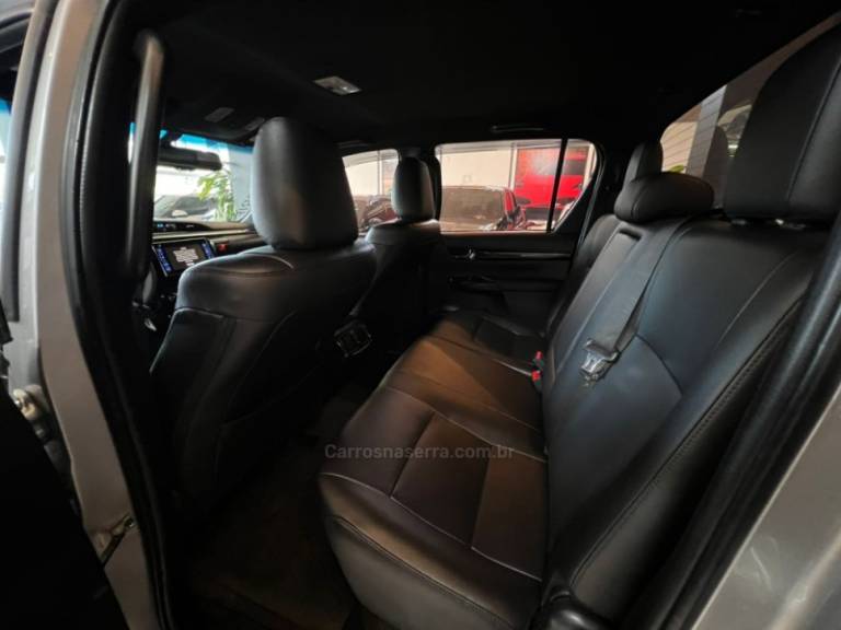 TOYOTA - HILUX - 2018/2019 - Prata - R$ 208.900,00