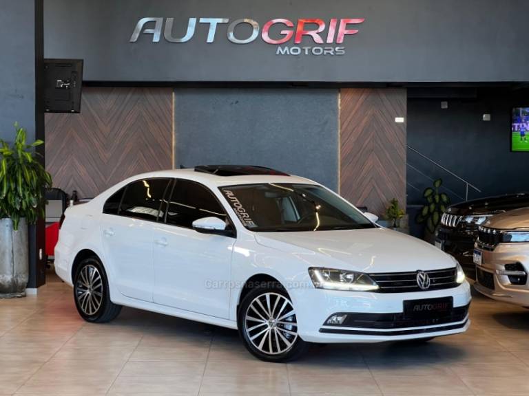 VOLKSWAGEN - JETTA - 2016/2017 - Branca - R$ 83.900,00