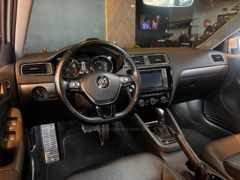 VOLKSWAGEN - JETTA - 2017/2017 - Cinza - R$ 89.900,00
