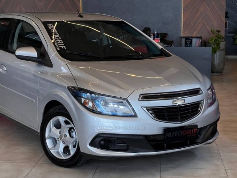 CHEVROLET - ONIX - 2013/2013 - Prata - R$ 45.900,00