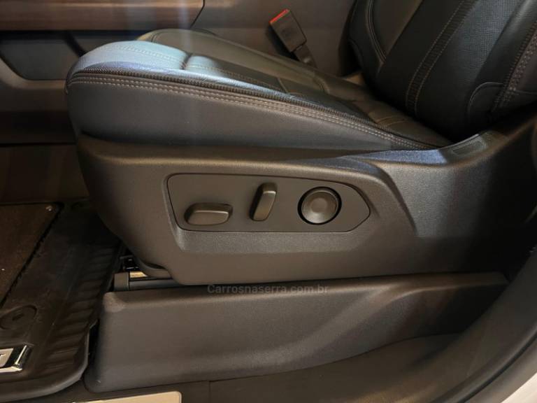 CHEVROLET - SILVERADO - 2023/2024 - Branca - R$ 459.900,00