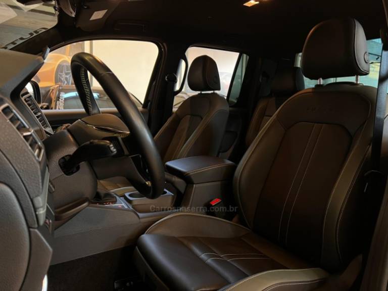 VOLKSWAGEN - AMAROK - 2024/2025 - Preta - R$ 326.900,00